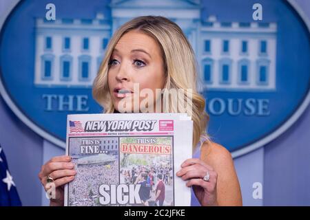 Kayleigh McEnany, Attaché de presse de la Maison Blanche, tient un journal du New York Post lors d'une conférence de presse dans la salle d'information de la Maison Blanche de James Brady, à Washington, DC, USA, le 17 juin 2020. McEnany a commenté le 5ème anniversaire de l'attaque contre une église de Charleston. McEnany a également accusé les médias d'hypocrisie, affirmant qu'il y a un manque de couverture de la propagation potentielle du coronavirus COVID-19 aux manifestations de George Floyd mais une couverture suffisante de la propagation potentielle aux événements tenus par les partisans de Trump.Credit: Michael Reynolds/Pool via CNP | usage dans le monde entier Banque D'Images