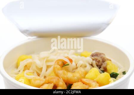 Dans les nouilles instantanées cup isolé sur fond blanc Banque D'Images