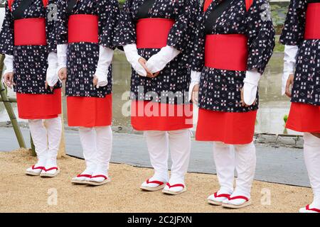 Les jeunes filles japonaises portant des kimono traditionnels préparés pour les semis de riz paddy sur la terre ferme Banque D'Images