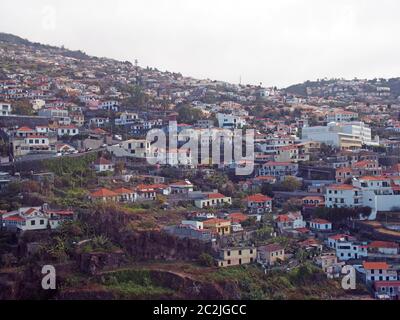 vue aérienne des maisons et s'étaler sur les collines de funchal à madère Banque D'Images