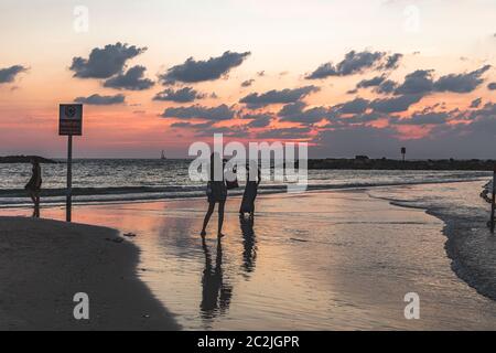 Tel Aviv/Israël-8/10/18: Jeunes femmes photographiant sur la plage de tel Aviv au bord de la mer Méditerranée au coucher du soleil Banque D'Images