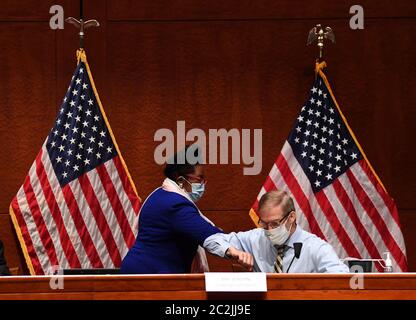 Le représentant américain Jim Jordan (républicain de l'Ohio), membre de rang, la Commission judiciaire de la Chambre des représentants des États-Unis et la représentante des États-Unis Sheila Jackson Lee (démocrate du Texas) saluent en se faisant des coudes lors d'une prise de position de la Commission judiciaire de la Chambre des États-Unis, en s'étamant de 7120 H.R. La « Justice in police Act of 2020 », sur Capitol Hill à Washington, DC, le mercredi 17 juin 2020. Le projet de loi réforme le maintien de l'ordre aux États-Unis et comprend des dispositions visant à mettre fin à l'inconduite policière et à l'usage excessif de la force. Crédit : Kevin Dietsch/Pool via CNP | utilisation dans le monde entier Banque D'Images