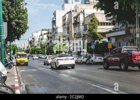 Tel Aviv/Israël-9/10/18: Circulation routière sur la rue Ben Yehuda à tel Aviv. La rue part d'une intersection avec la rue Allenby au sud et à la TH Banque D'Images