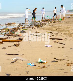 Nettoyage de la plage gens océan Bali Banque D'Images