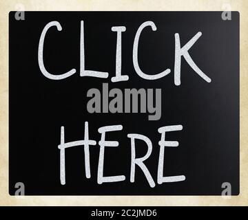 'Cliquez ici' à la main avec craie blanche sur un tableau noir Banque D'Images