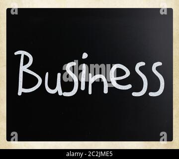 Le mot 'Business' à la main avec craie blanche sur un tableau noir Banque D'Images