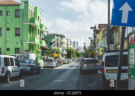 Tel Aviv/Israël-10/10/18: Rue Yona HaNavi vers la rue Allenby, vue de la rue Retsif Herbert Samuel à tel Aviv, qui est l'économique et t Banque D'Images