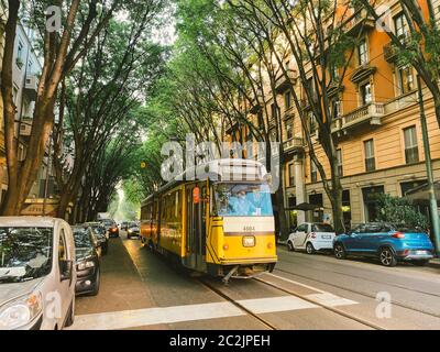 25 septembre 2019 Italie. Milan. Le vieux tramway jaune rétro de Milan en état de menthe, fonctionne toujours. Célèbre tramway d'époque Banque D'Images
