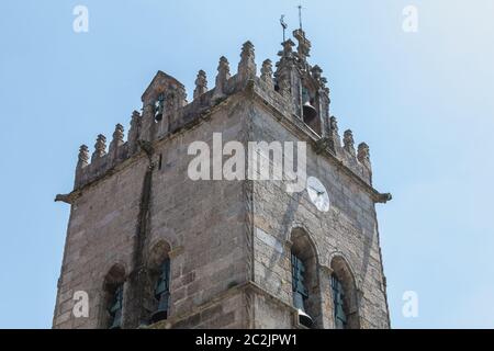 Des détails architecturaux de l'église de Nossa Senhora da Oliveira dans le centre historique de la ville de Guimaraes, Portugal Banque D'Images