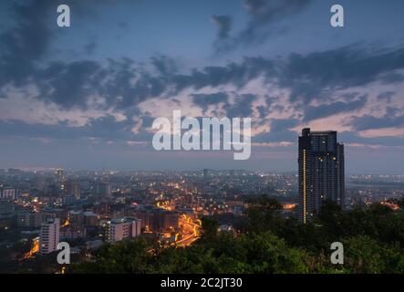 Bâtiment et gratte-ciel à l'heure du crépuscule à l'aube de Pattaya Thaïlande Banque D'Images