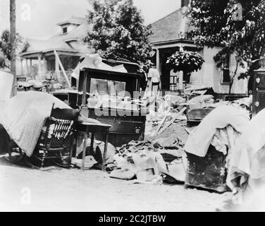 Meubles dans la rue pendant la course Riot, probablement à cause de l'expulsion, Tulsa, Oklahoma, Etats-Unis, Alvin C. Krupnick Co., juin 1921 Banque D'Images