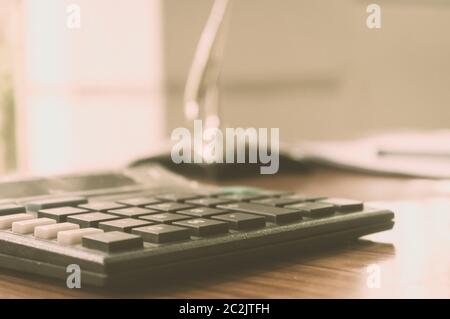 Close up d'une calculatrice sur bureau. Concept comptable. Vintage background. Isolées. Profondeur de champ. Copie de texte. Banque D'Images