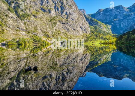 La belle Obersee, dans les Alpes bavaroises avec le reflet des montagnes dans l'eau Banque D'Images