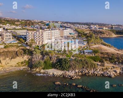 Plage sur l'île de Chypre au coucher du soleil Banque D'Images