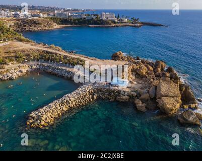 Plage sur l'île de Chypre au coucher du soleil Banque D'Images