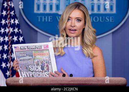 Kayleigh McEnany, Attaché de presse de la Maison Blanche, tient un journal du New York Post lors d'une conférence de presse dans la salle d'information de la Maison Blanche de James Brady, à Washington, DC, USA, le 17 juin 2020. McEnany a commenté le 5ème anniversaire de l'attaque contre une église de Charleston. McEnany a également accusé les médias d'hypocrisie, affirmant qu'il y a un manque de couverture de la propagation potentielle du coronavirus COVID-19 aux manifestations de George Floyd mais une couverture suffisante de la propagation potentielle aux événements tenus par les partisans de Trump.Credit: Michael Reynolds/Pool via CNP /MediaPunch Banque D'Images