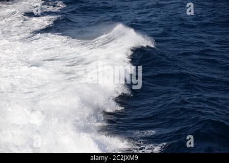 La goutte dans la Méditerranée d'un ferry sur le chemin de Majorque à Minorque, Iles Baléares, Espagne Banque D'Images