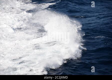 La goutte dans la Méditerranée d'un ferry sur le chemin de Majorque à Minorque, Iles Baléares, Espagne Banque D'Images