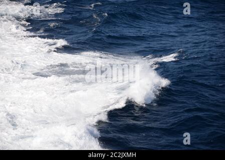 La goutte dans la Méditerranée d'un ferry sur le chemin de Majorque à Minorque, Iles Baléares, Espagne Banque D'Images