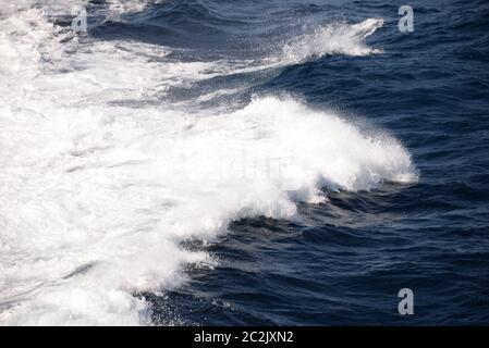 La goutte dans la Méditerranée d'un ferry sur le chemin de Majorque à Minorque, Iles Baléares, Espagne Banque D'Images