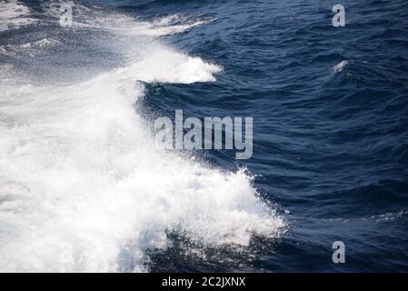 La goutte dans la Méditerranée d'un ferry sur le chemin de Majorque à Minorque, Iles Baléares, Espagne Banque D'Images