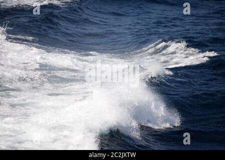 La goutte dans la Méditerranée d'un ferry sur le chemin de Majorque à Minorque, Iles Baléares, Espagne Banque D'Images