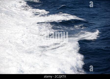 La goutte dans la Méditerranée d'un ferry sur le chemin de Majorque à Minorque, Iles Baléares, Espagne Banque D'Images