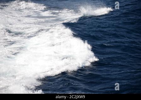 La goutte dans la Méditerranée d'un ferry sur le chemin de Majorque à Minorque, Iles Baléares, Espagne Banque D'Images