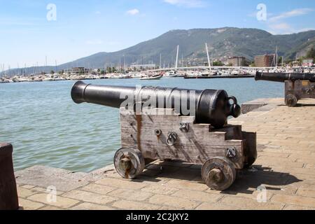 Un canon médiéval dans un bassin portuaire Banque D'Images