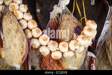 Jambon sur le marché avec décoration à l'ail Banque D'Images