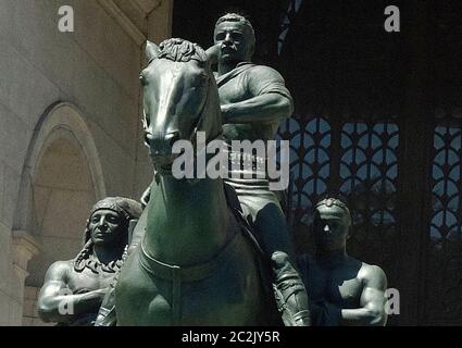 NEW YORK, NY : JUIN 17 : une statue du président américain Theodore Roosevelt sur un cheval avec un autochtone marchant le long de lui à droite ainsi qu'un Africain américain marchant le long de son côté gauche est représentée à l'entrée du Musée d'Histoire naturelle. Depuis des années, ce symbole de supériorité américaine orne le musée, alors même que les appels à son retrait sont nombreux. Une patrouille NYPD se trouve devant la statue pour la protection lors du soulèvement américain du 17 juin 2020 à New York. Crédit : mpi43/MediaPunch Banque D'Images