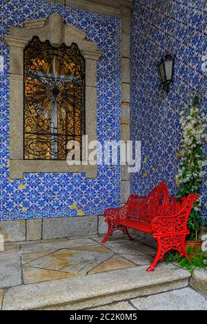 Façade de l'église Misericordia de style Renaissance avec une façade baroque du XVIIIe siècle décorée de carreaux portugais azulejo très ornés à Porto, Portugal Banque D'Images