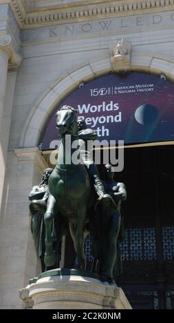 NEW YORK, NY : JUIN 17 : une statue du président américain Theodore Roosevelt sur un cheval avec un autochtone marchant le long de lui à droite ainsi qu'un Africain américain marchant le long de son côté gauche est représentée à l'entrée du Musée d'Histoire naturelle. Depuis des années, ce symbole de supériorité américaine orne le musée, alors même que les appels à son retrait sont nombreux. Une patrouille NYPD se trouve devant la statue pour la protection lors du soulèvement américain du 17 juin 2020 à New York. Crédit : mpi43/MediaPunch Banque D'Images