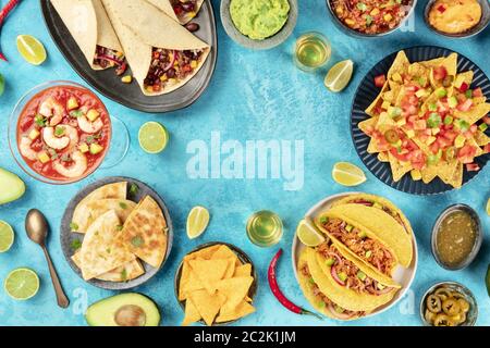 Cuisine mexicaine, de nombreux plats de la cuisine du Mexique, plat, tiré du dessus sur un fond bleu vif, formant un cadre wi Banque D'Images