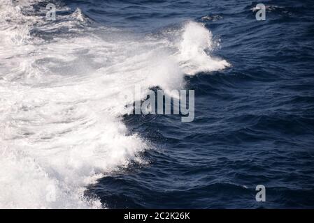 La goutte dans la Méditerranée d'un ferry sur le chemin de Majorque à Minorque, Iles Baléares, Espagne Banque D'Images