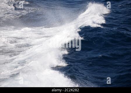 La goutte dans la Méditerranée d'un ferry sur le chemin de Majorque à Minorque, Iles Baléares, Espagne Banque D'Images