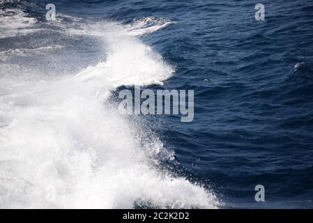 La goutte dans la Méditerranée d'un ferry sur le chemin de Majorque à Minorque, Iles Baléares, Espagne Banque D'Images