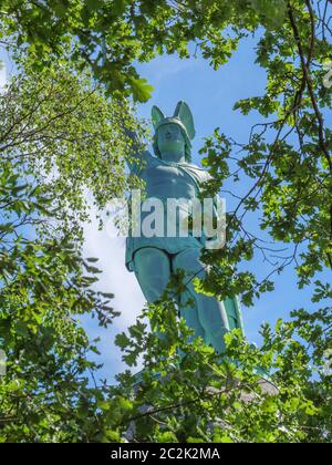 la ville de detmold et le célèbre hermannsdenkmal en allemagne Banque D'Images