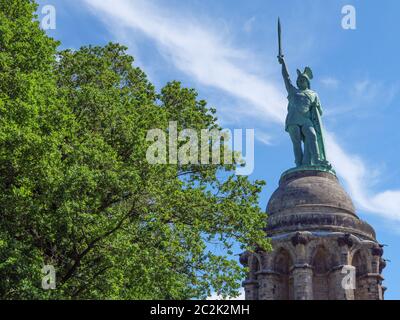 la ville de detmold et le célèbre hermannsdenkmal en allemagne Banque D'Images