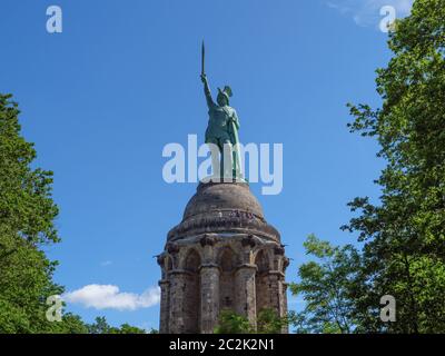la ville de detmold et le célèbre hermannsdenkmal en allemagne Banque D'Images