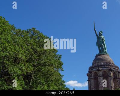la ville de detmold et le célèbre hermannsdenkmal en allemagne Banque D'Images