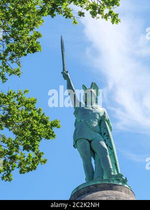 la ville de detmold et le célèbre hermannsdenkmal en allemagne Banque D'Images