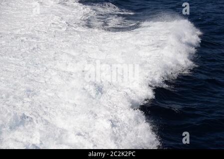 La goutte dans la Méditerranée d'un ferry sur le chemin de Majorque à Minorque, Iles Baléares, Espagne Banque D'Images