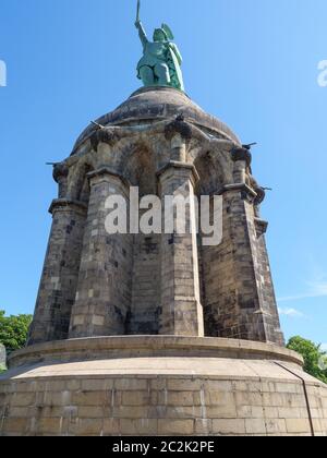 la ville de detmold et le célèbre hermannsdenkmal en allemagne Banque D'Images