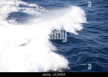 La goutte dans la Méditerranée d'un ferry sur le chemin de Majorque à Minorque, Iles Baléares, Espagne Banque D'Images