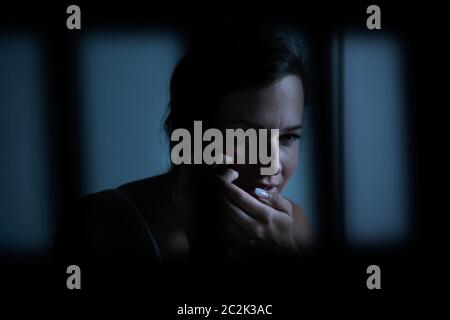 Femme Cellphone secrètement détenu en prison Banque D'Images