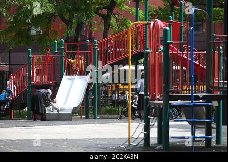 New York, États-Unis. 17 juin 2020. Les enfants jouent au terrain de jeu de Middleton dans la section de Williamsburg du quartier de Brooklyn, New York, le 17 juin 2020. Citant que les terrains de jeux font partie des parcs de la ville qui sont eux-mêmes ouverts, les activistes communautaires ont utilisé des coupe-boulons pour déverrouiller les portes, malgré les ordres que les terrains de jeux restent fermés pour contenir la propagation de COVID-19.(Anthony Behar/Sipa USA) crédit: SIPA USA/Alay Live News Banque D'Images