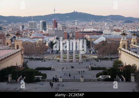 Les quatre colonnes (les quatre colonnes) et la Fontaine magique de Montjuïc (font màgica de Montjuïc) à Avinguda Maria Cristina à Montjuïc à Barcelone, Catalogne, Espagne. Les quatre colonnes conçues par l'architecte moderniste catalan Josep Puig i Cadafalch ont été érigées en 1919, démolies en 1928 et érigées de nouveau par le sculpteur catalan Andreu Alfaro en 1999. Les tours vénitiennes (Torres Venecianes) sur la Plaça d'Espanya sont vues en arrière-plan. Banque D'Images