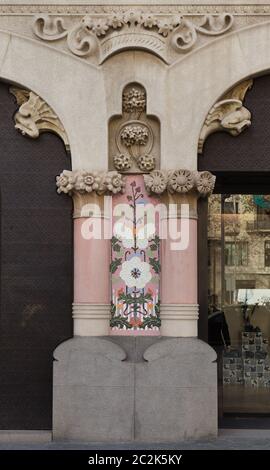 Décoration florale sur la Casa Lleó i Morera à Barcelone, Catalogne, Espagne. Le bâtiment conçu par l'architecte moderniste catalan Lluís Domènech i Montaner a été construit entre 1902 et 1906 sur Passeig de Gràcia (Paseo de Gracia) dans la zone connue sous le nom de bloc de discorde (Illa de la Discòrdia). Banque D'Images