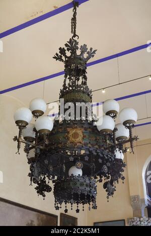 Lampe moderniste dans le foyer du Palais de la musique catalane (Palau de la Música Catalana) à Barcelone, Catalogne, Espagne. La salle de concert conçue par l'architecte moderniste catalan Lluís Domènech i Montaner a été construite entre 1905 et 1908. Banque D'Images